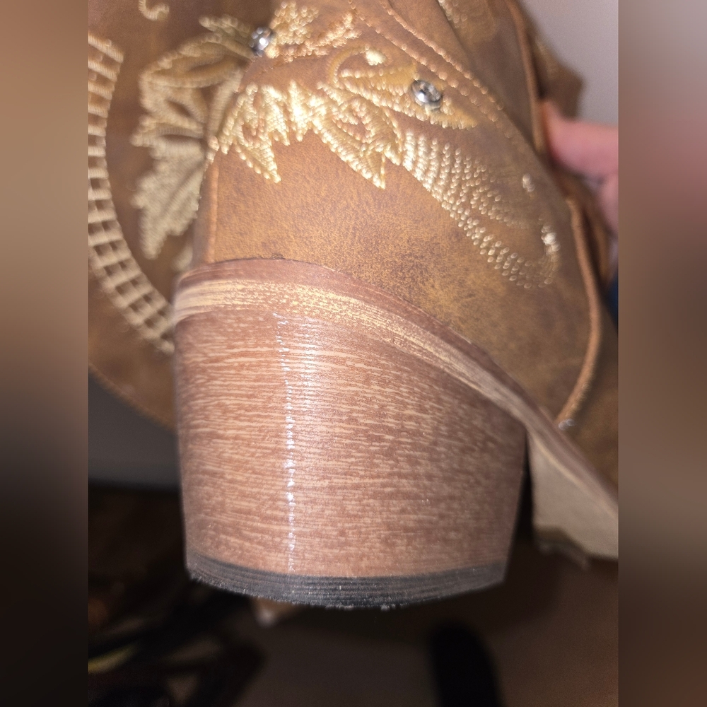Women's sz 12 Brown Embroidered Western Boots with Rhinestones - Picture 7 of 13